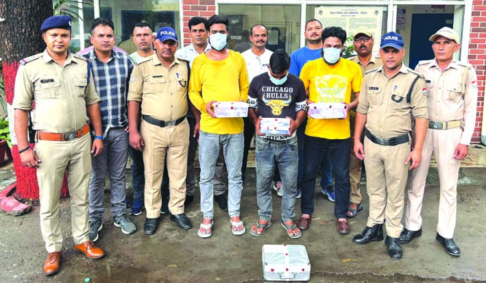 जाली नोट बनाने वाले गैंग का पर्दाफाश, छह लाख के जाली नोट के साथ तीन गिरफ्तार