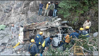 विकासनगर में सड़क दुर्घटना: पिकअप अनियंत्रित होकर खाई में गिरी, चालक की जान गई, हेल्पर घायल