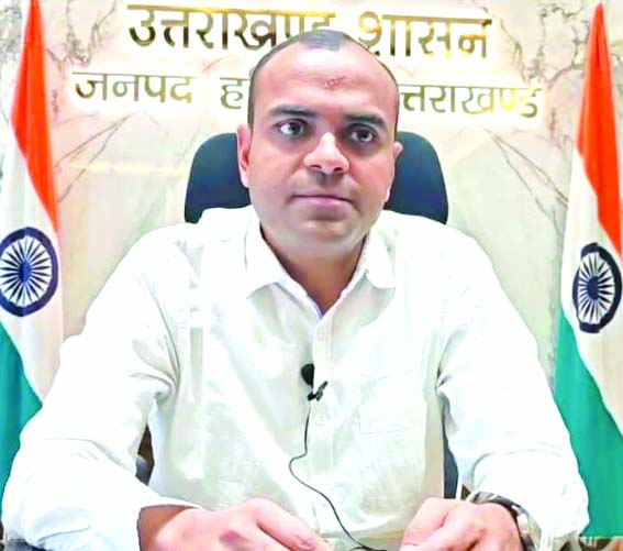 डीएम मयूर दीक्षित ने लापरवाही पर रोका 5 अधिकारियों का वेतन