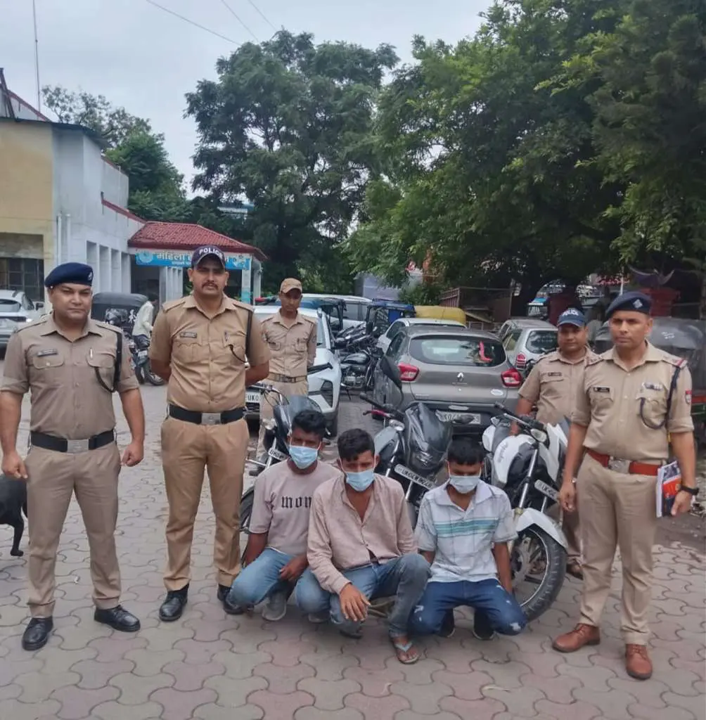 हल्द्वानी शहर में बाईक चोरी की घटनाओं को अंजाम देने वाले 03 अभियुक्त गिरफ्तार, एसएसपी ने किया खुलासा,देखे वीडियो