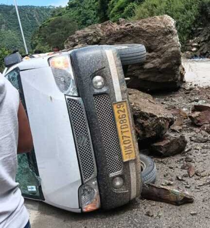 रुद्रप्रयाग : चलते वाहन पर पहाड़ी से गिरा बोल्डर, एक की मौत, तीन घायल