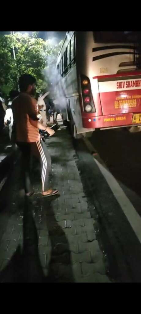 चलती बस में लगी आग, पुलिस की सतर्कता से टला हादसा