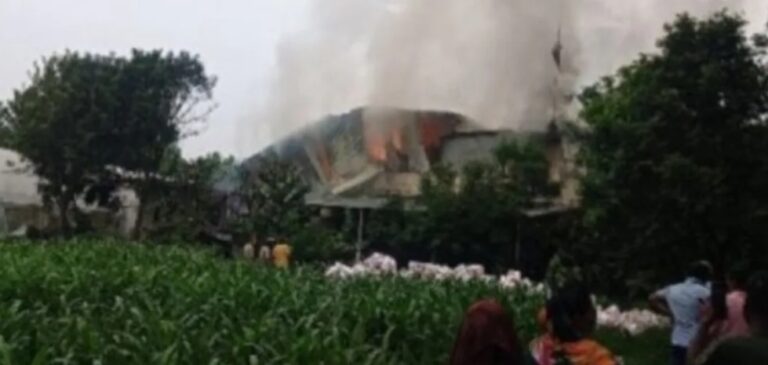 पटाखा फैक्ट्री में लगी भीषण आग, कई के फंसे होने की आशंका