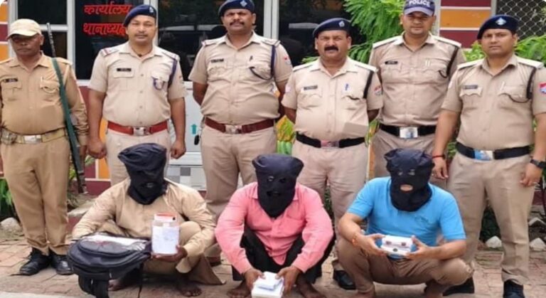 नकली सोने का घड़ा दिखाकर करोड़ों की लूट करने वाले डॉक्टर व वनकर्मी समेत तीन गिरफ्तार