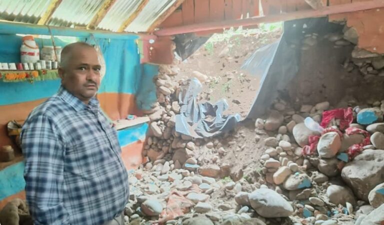 मकान की दीवार ढहने से परिवार के चार सदस्यों की मौत