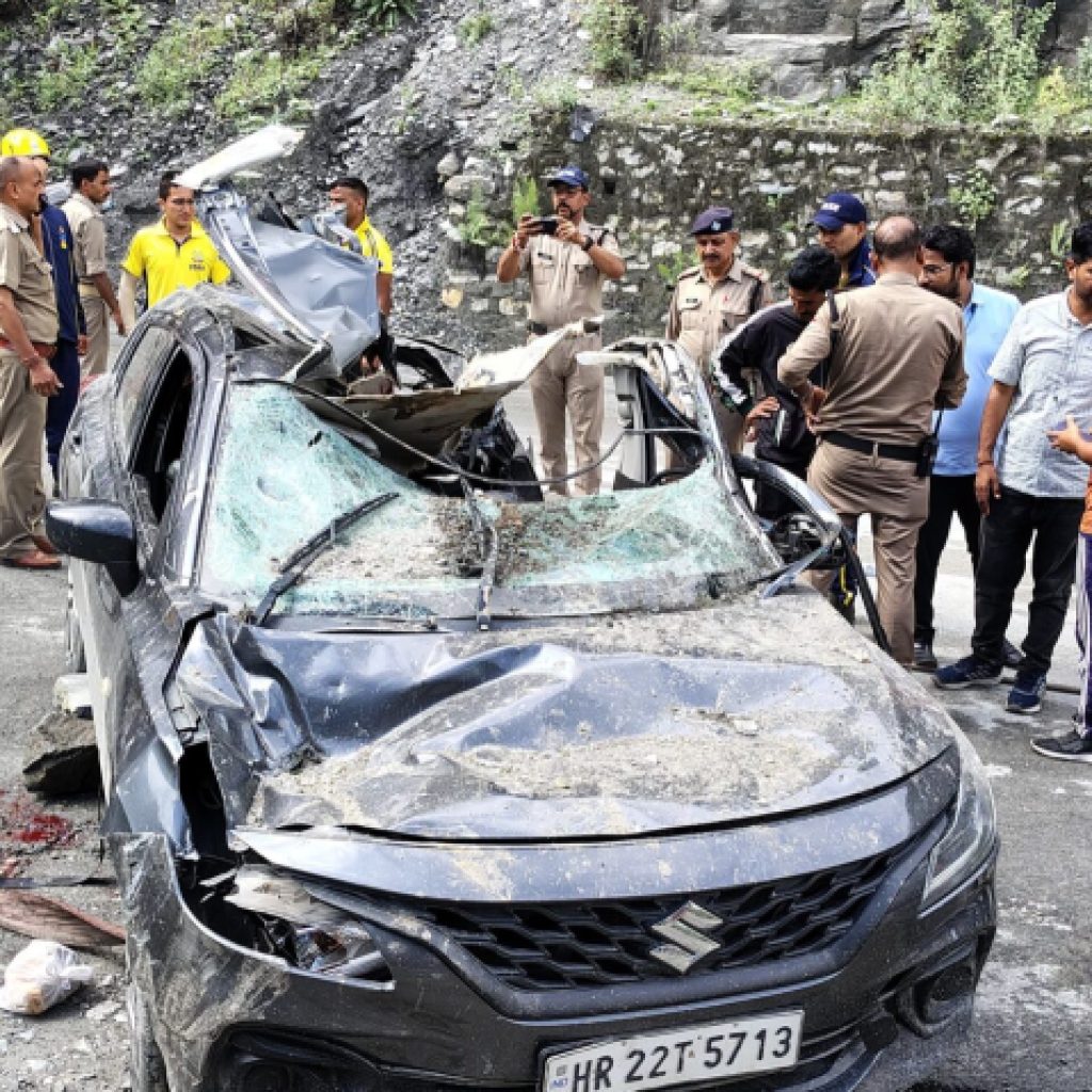जोशीमठ के पाताल गंगा क्षेत्र में पहाड़ी से पत्थर गिरने से कार सवार दो व्यक्ति हुए घायल,एक की हुई मौत