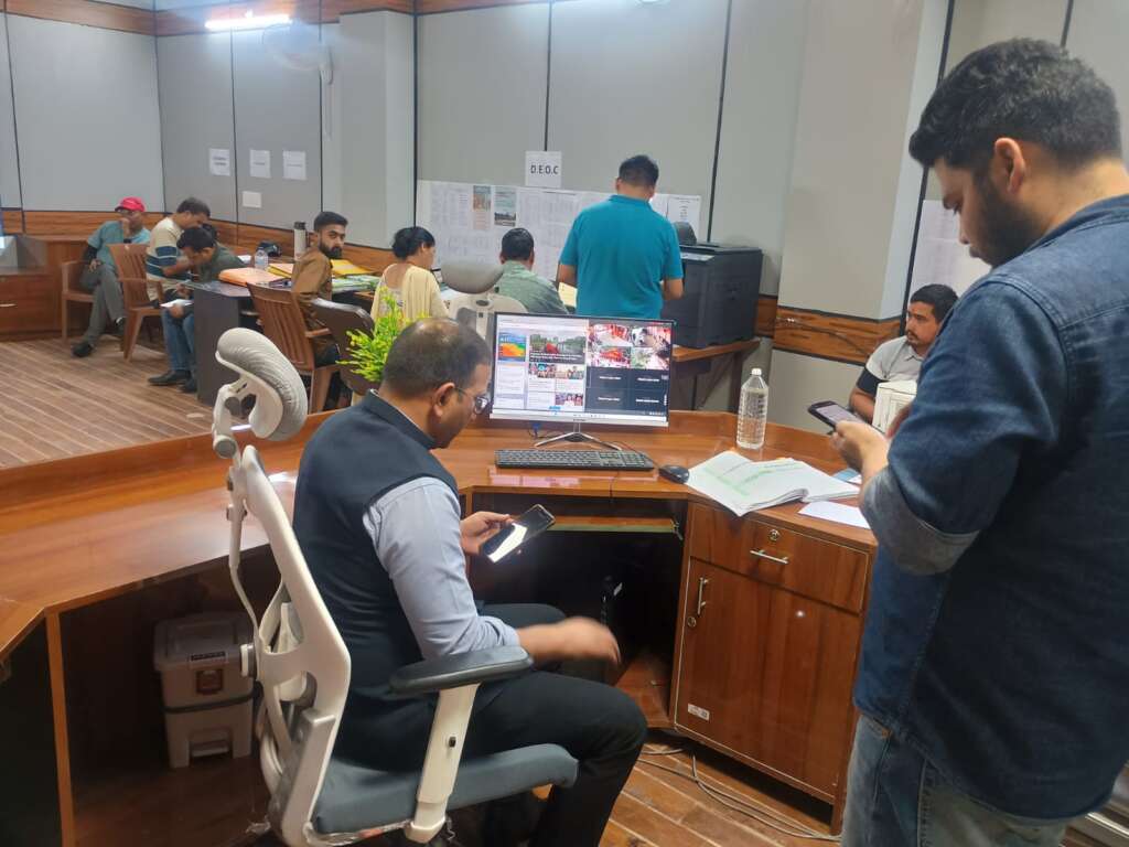 उत्तराखंड में यमुनोत्री पैदल मार्ग पर हुआ भारी भूस्खलन. कई लोगों के मलबे में दबे होने की सूचना