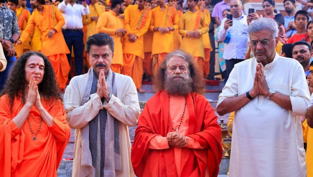 परमार्थ निकेतन पहुंचे बॉलीवुड अभिनेता अनिल कपूर व जाने-माने फिल्म निर्माता निर्देशक बोनी कपूर