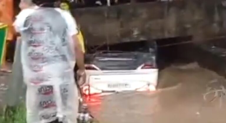 कार नाले में बही, मासूम समेत चार की मौत