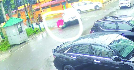 सड़क पार कर रही युवती को कार ने कुचला, मौत