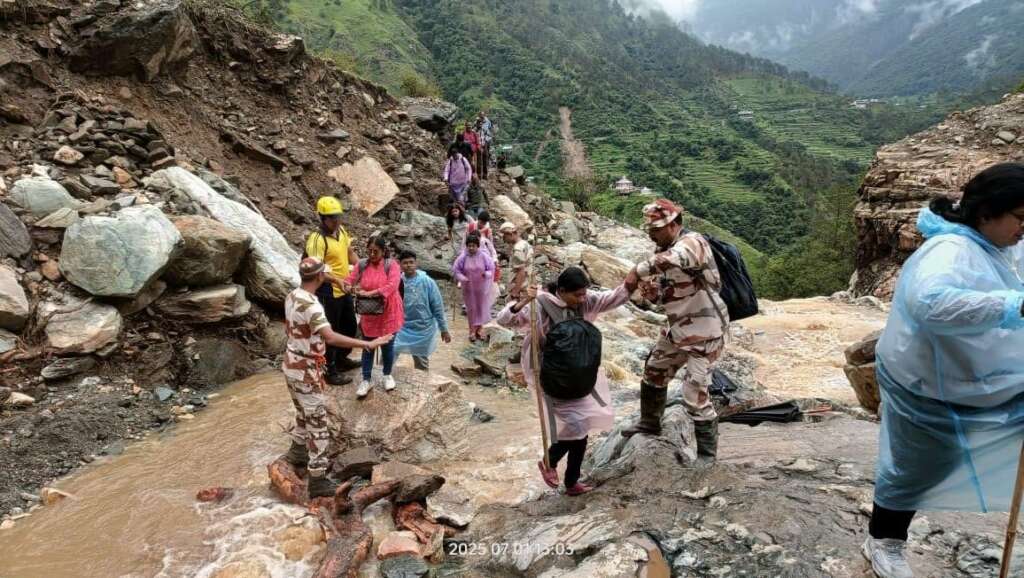 भूस्खलन से क्षतिग्रस्त यमुनोत्री राष्ट्रीय राजमार्ग को खोलने की कोशिश जारी