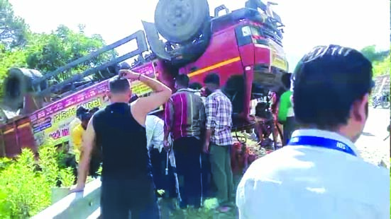 कांवडि़यों का ट्रक पलटा, 3 की मौत, 14 घायल