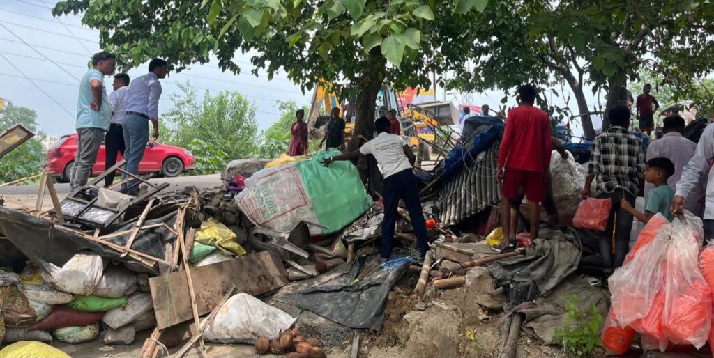 डीएम के निर्देश पर मुख्य नगर आयुक्त और अपर मेला अधिकारी के निर्देशन में चलाया गया अतिक्रमण हटाओ अभियान