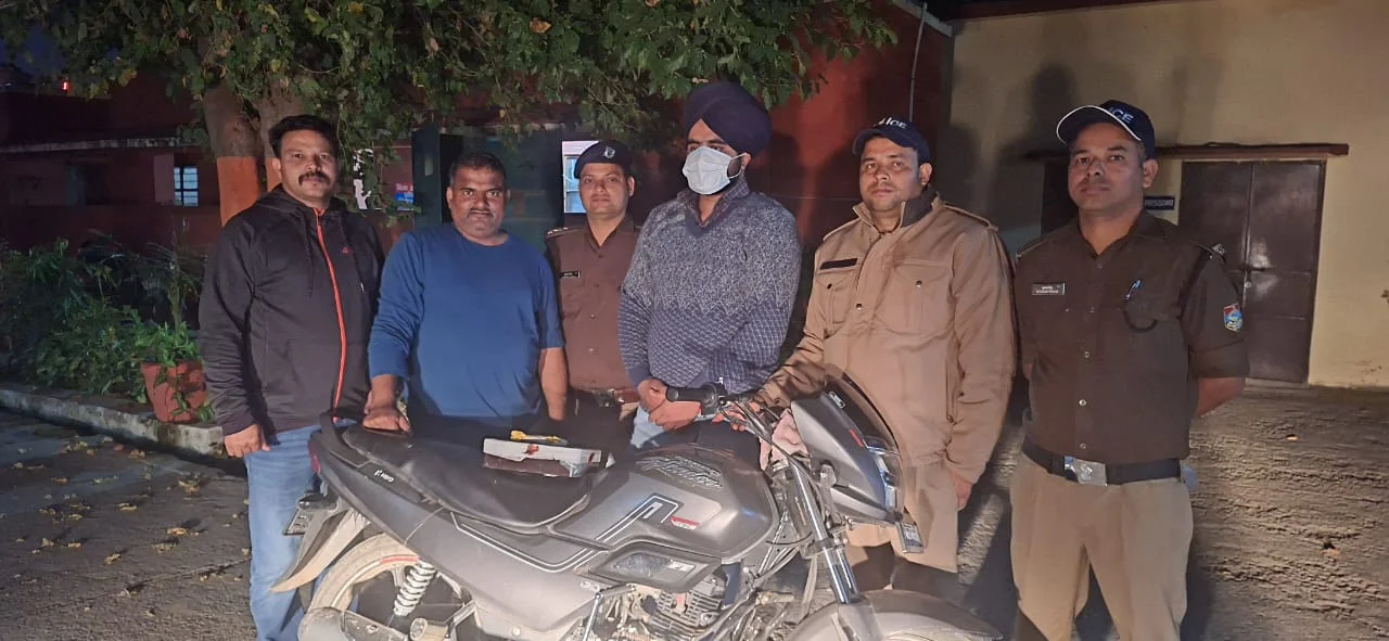 देहरादून :एंटी नार्कोटिक्स टास्क फोर्स की ताबड़तोड़ कार्यवाही, 8 लाख की अफीम के साथ नशा तस्कर को लिया शिकंजे में।