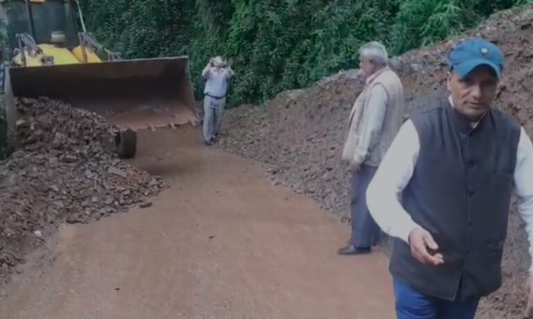 मसूरी में तेज बारिश से मुख्य मार्ग बंद, मलवा बहकर सड़क पर आया, प्रशासन ने दो घंटे में मार्ग किया बहाल