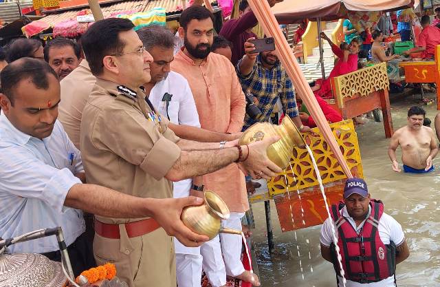 DGP ने लिया मां गंगा का आशीर्वाद