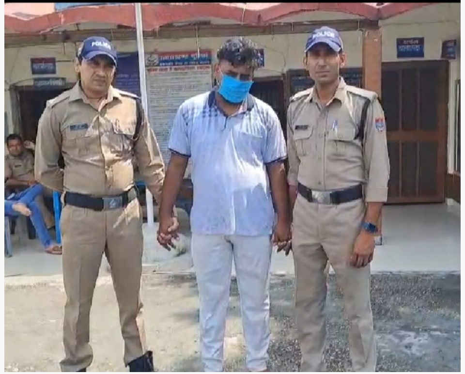 गोला गोकरननाथ का हिस्ट्रीशीटर पागलों की हरकत करते समय गिरफ्तार