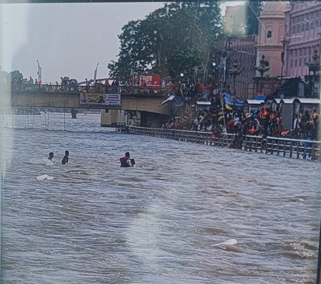 एसडीआरएफ ने 4 वर्षीय बालक समेत तीन लोगों को गंगा में डूबने से बचाया