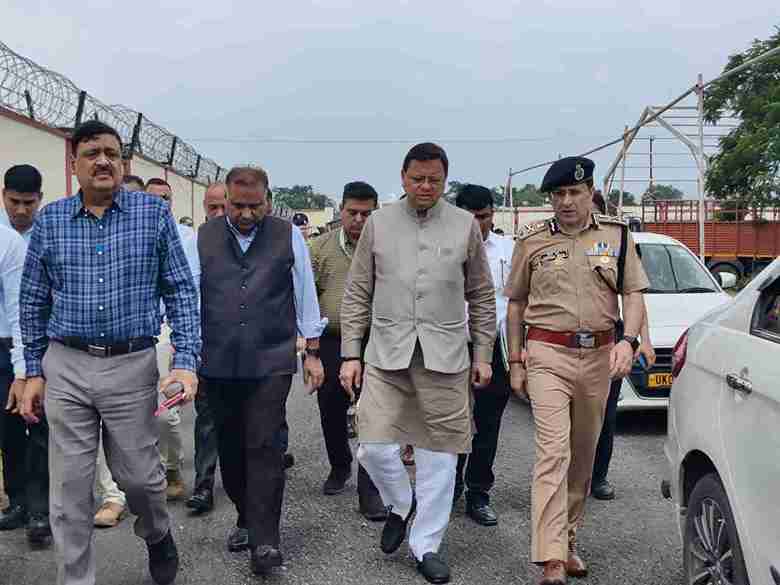 जौलीग्रांट पहुंचे सीएम धामी, पीएम मोदी के दौरे की तैयारियों का किया निरीक्षण
