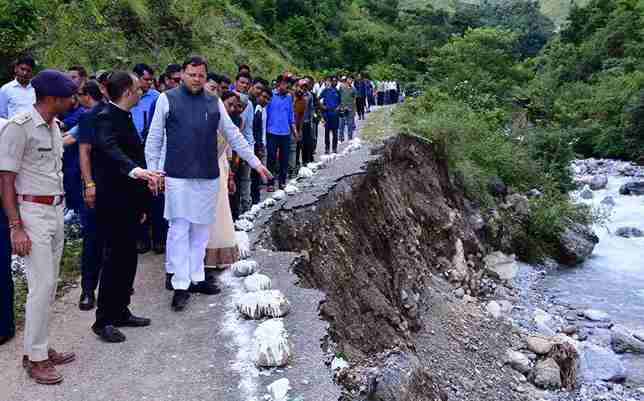 बागेश्वर आपदा प्रभावितों से मिले सीएम धामी, बोले– सरकार हर संभव सहायता के साथ मजबूती से खड़ी है