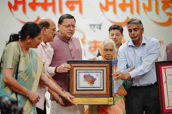 सीएम धामी ने साहित्यकारों को किया सम्मानित, दिए उत्तराखंड दीर्घकालीन साहित्य सेवी सम्मान