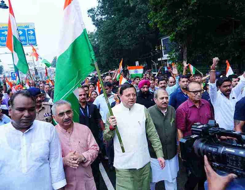 देहरादून में सीएम धामी ने हजारों युवाओं, महिलाओं व बच्चों के साथ तिरंगा यात्रा का नेतृत्व किया