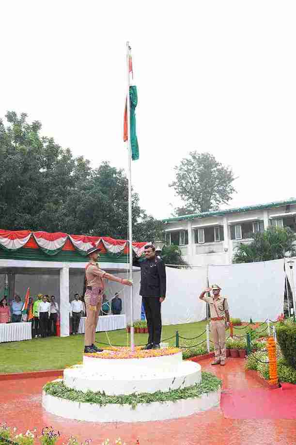 79वें स्वतंत्रता दिवस पर मुख्य सचिव आनंद बर्द्धन ने सचिवालय में किया ध्वजारोहण, स्वतंत्रता सेनानियों को किया नमन