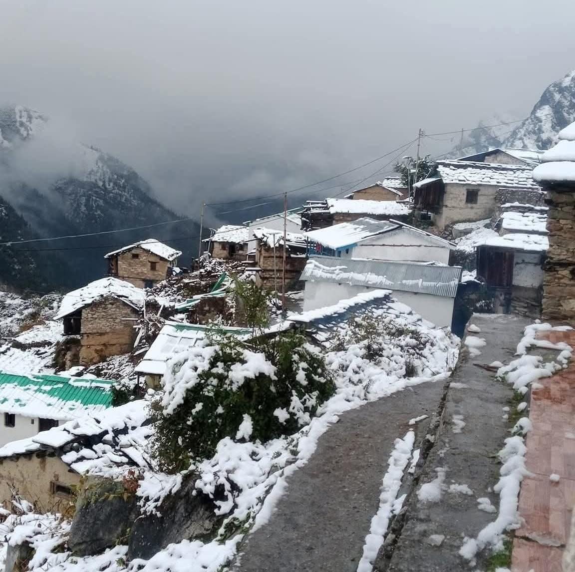 सर्दी की जोरदार एंट्री, बर्फ से ढके पहाड़