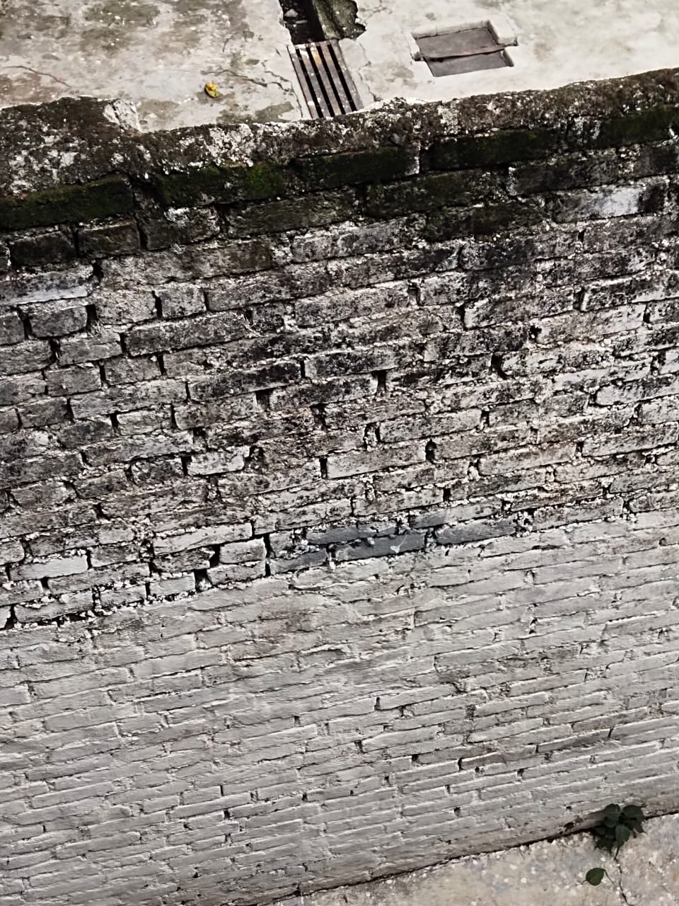 गिरासू दीवारों के प्रति असंवेदनशील बना दून प्रशासन, कभी भी हो सकता है बड़ा हादसा । News 61