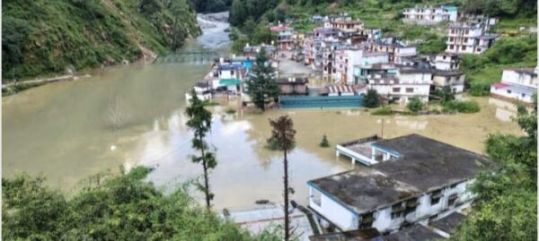 यमुना में बनी झील पर प्रशासन की कड़ी नज़र