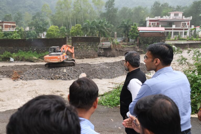 देहरादून में नदी की धारा मोड़ने से 6 करोड़ का नुकसान, 150 मीटर सड़क बह गई, डीएम सविन बंसल ने जांच के आदेश दिए