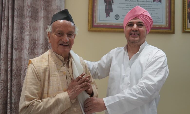 पूर्व मुख्यमंत्री भगत सिंह कोश्यारी ने श्री दरबार साहिब में टेका मत्था