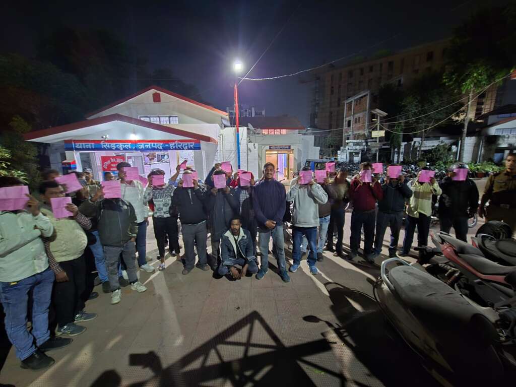 उत्तराखंड: सार्वजनिक जगह पर शराब पीते पकड़े गए 42 लोग