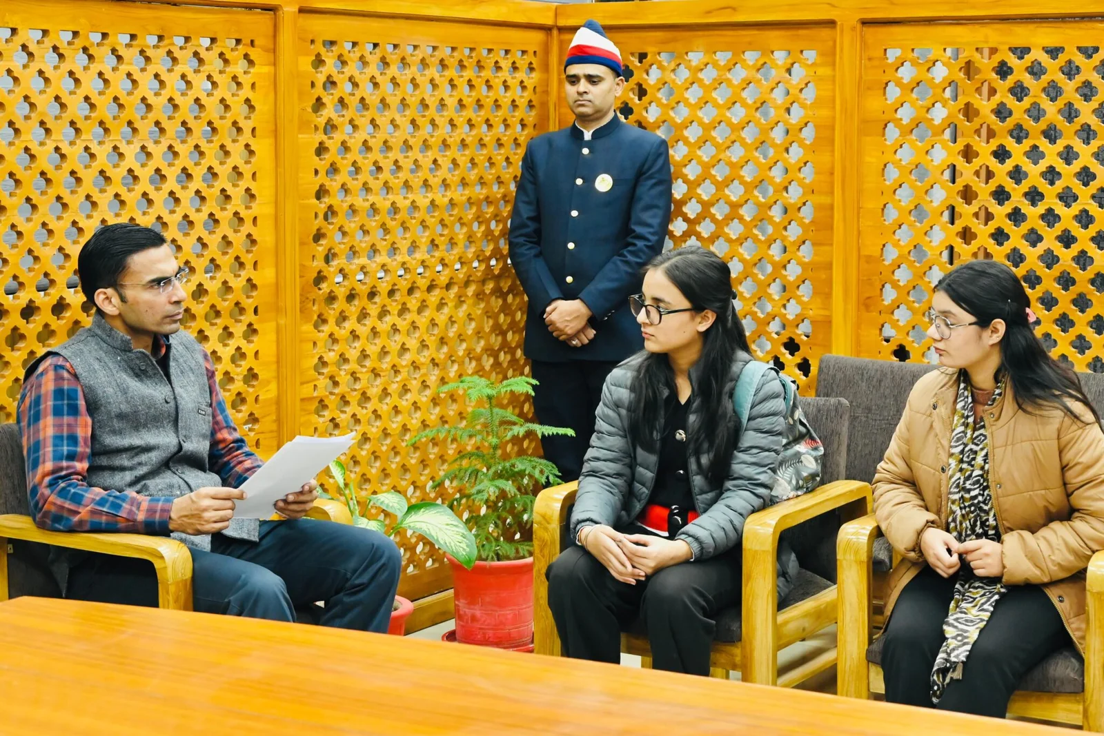 पिता की मृत्यु उपरान्त पढाई पर आया संकट; डीएम तक आया मामला, चित्रा कालरा को प्रतिष्ठित संस्थान में स्नातक बी-कॉम आनर्स में दिलाया आज ही दाखिला