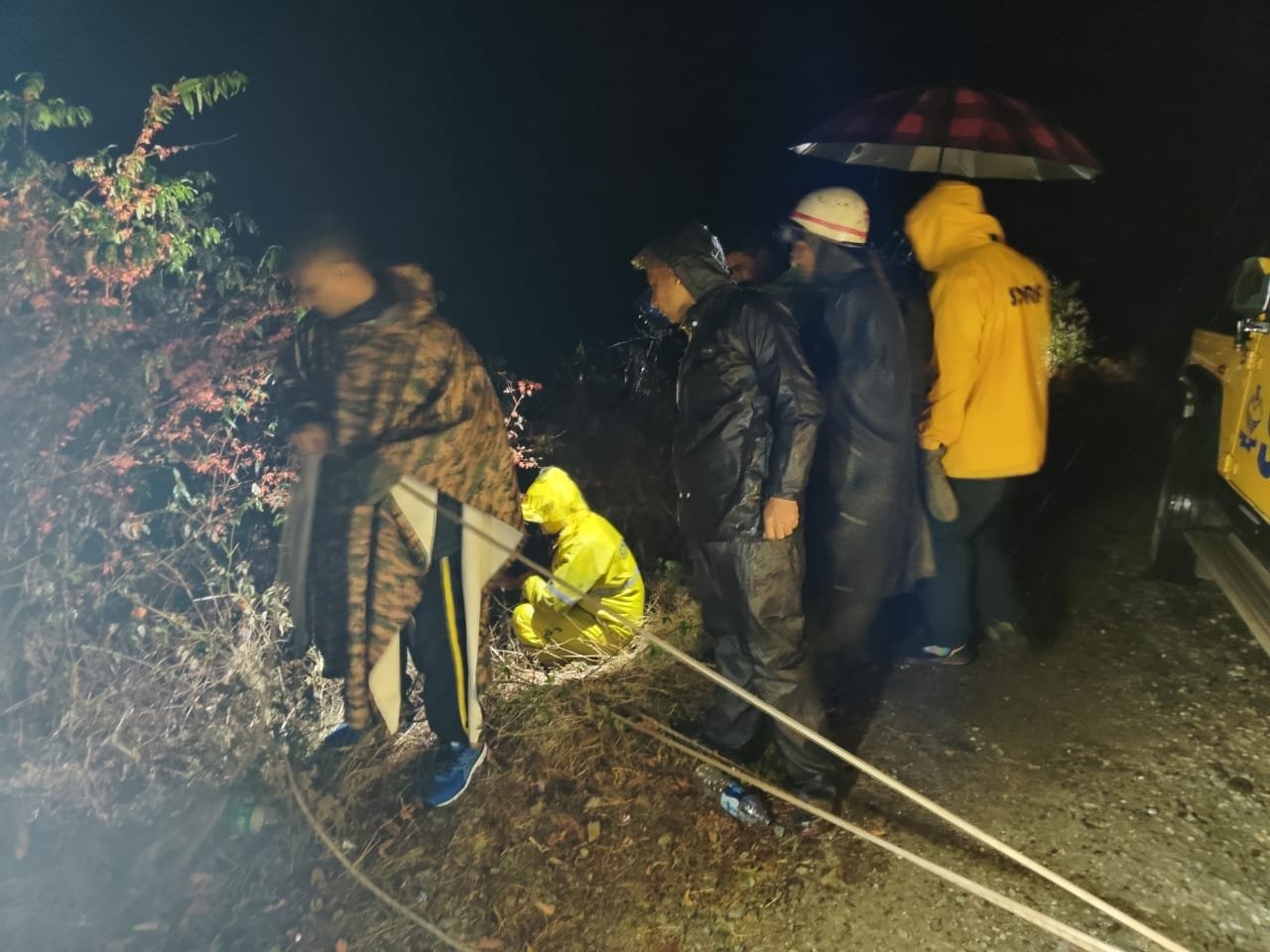 मसूरी हादसा: हाथीपांव के पास कार खाई में गिरी, दो सुरक्षित, तीसरा युवक फंसा