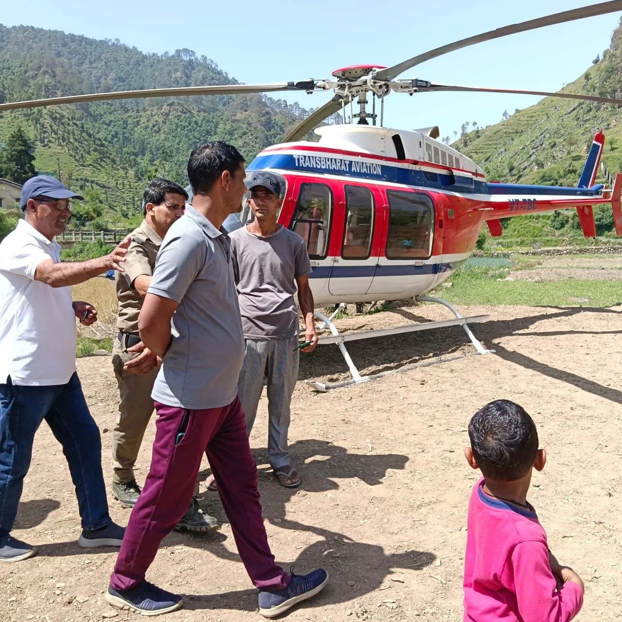बिग ब्रेकिंग : बद्रीनाथ से लौट रहे हेलीकॉप्टर की टिहरी में इमरजेंसी लैंडिंग, महिला पायलट की सूझबूझ से टला बड़ा हादसा