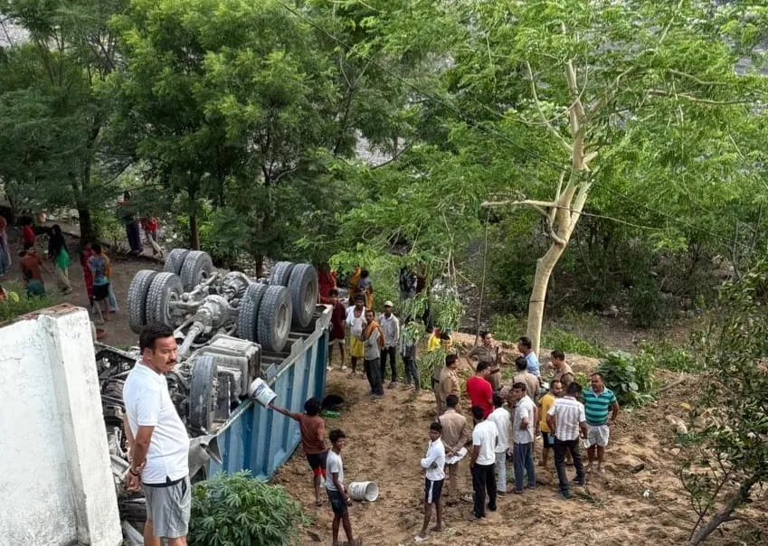 ऋषिकेश भद्रकाली के पास बड़ा हादसा: ट्रक 20 मीटर नीचे गिरा, महिला और चालक की मौत