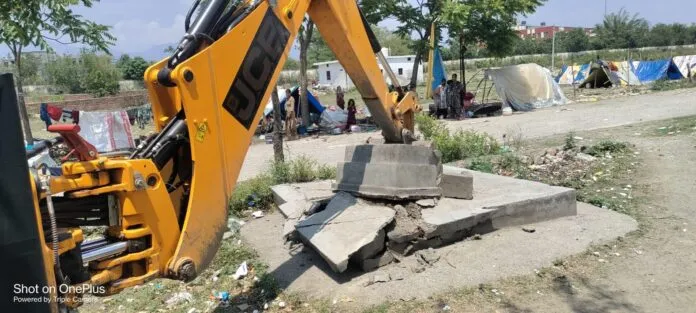अतिक्रमण पर जिला प्रशासन की बड़ी कार्रवाई: सरकारी भूमि पर बनी अवैध मजार को किया ध्वस्त