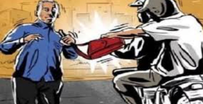 बैंक से पेंशन की रकम निकालकर घर जा रहे पूर्व अधिकारी से लूटपाट;चंद घंटों में आरोपी गिरफ्तार
