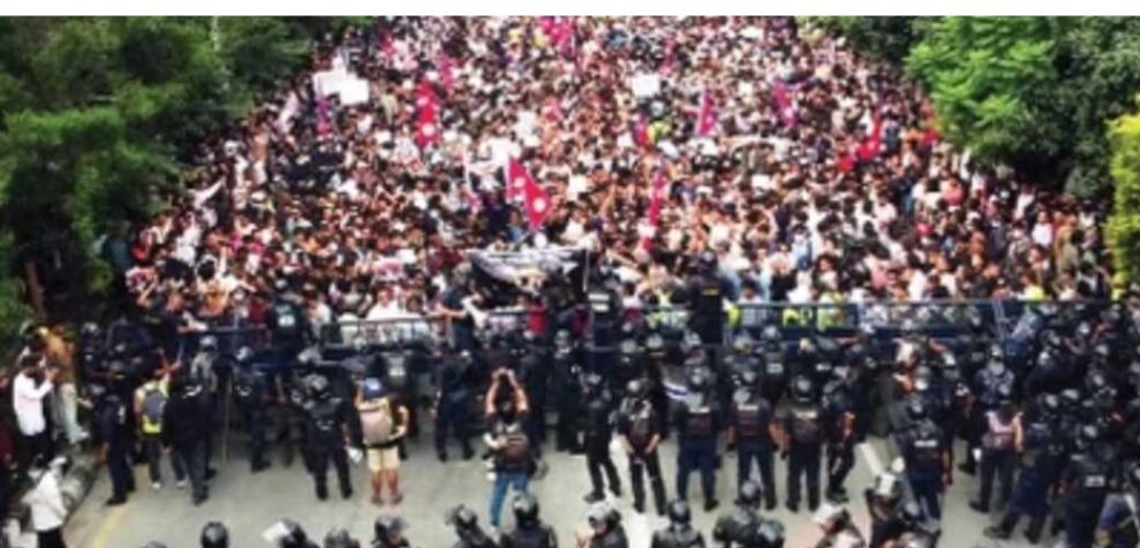 नेपाल में बेकाबू हालात: सोशल मीडिया बैन से भड़का जनआंदोलन, राष्ट्रपति भवन पर कब्जा, पीएम ओली पर भागने के आरोप