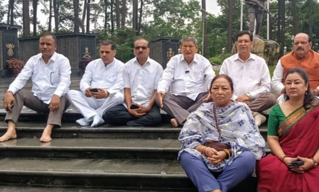 देहरादून कॉलेजों में छात्रसंघ चुनाव टलने की आशंका, कांग्रेस ने शहीद स्थल पर मौन विरोध प्रदर्शन किया