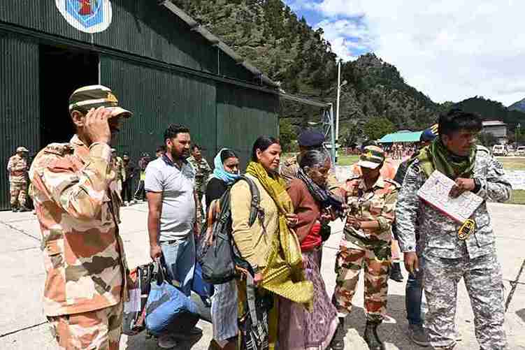 आपदा प्रभावित क्षेत्रों में हेली सेवाएं बनी जीवनदायिनी, मरीज व गर्भवती महिला उत्तरकाशी भेजी गईं