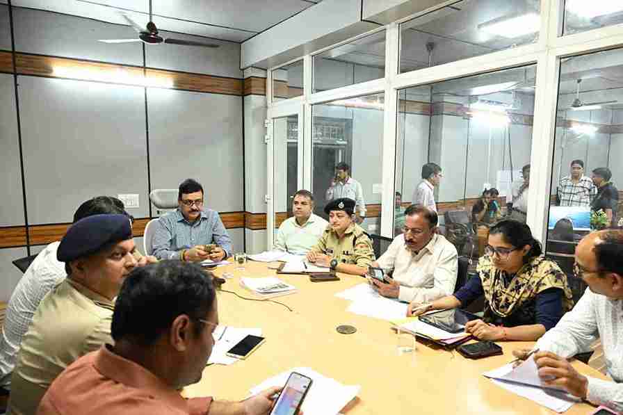 कमिश्नर गढ़वाल ने आपदा कंट्रोल रूम पहुंचकर की राहत बचाव कार्यों की समीक्षा