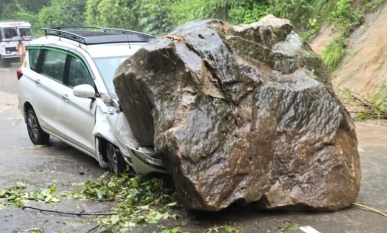 पहाड़ी से गिरा बोल्डर, कार चपेट में आने से क्षतिग्रस्त