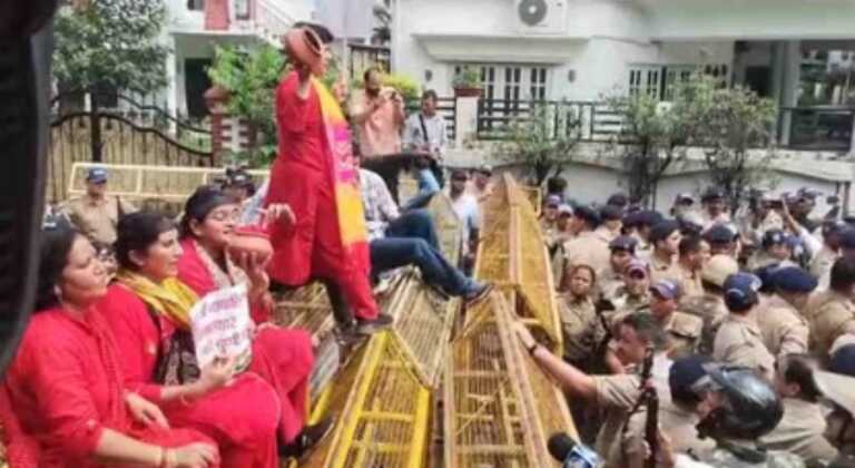 देहरादून में कांग्रेस का हल्ला बोल, महिला अपराधों के खिलाफ प्रदर्शन में कई नेता हिरासत में