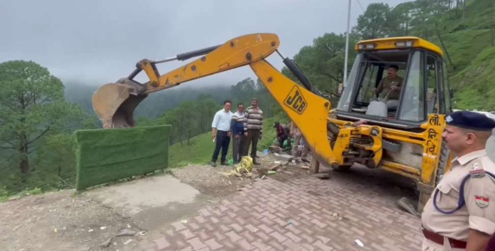 प्रशासन की टीम ने नैनीताल जिले के भूमियाधार क्षेत्र में सड़क के किनारे हुए अतिक्रमण के खिलाफ की कार्रवाई