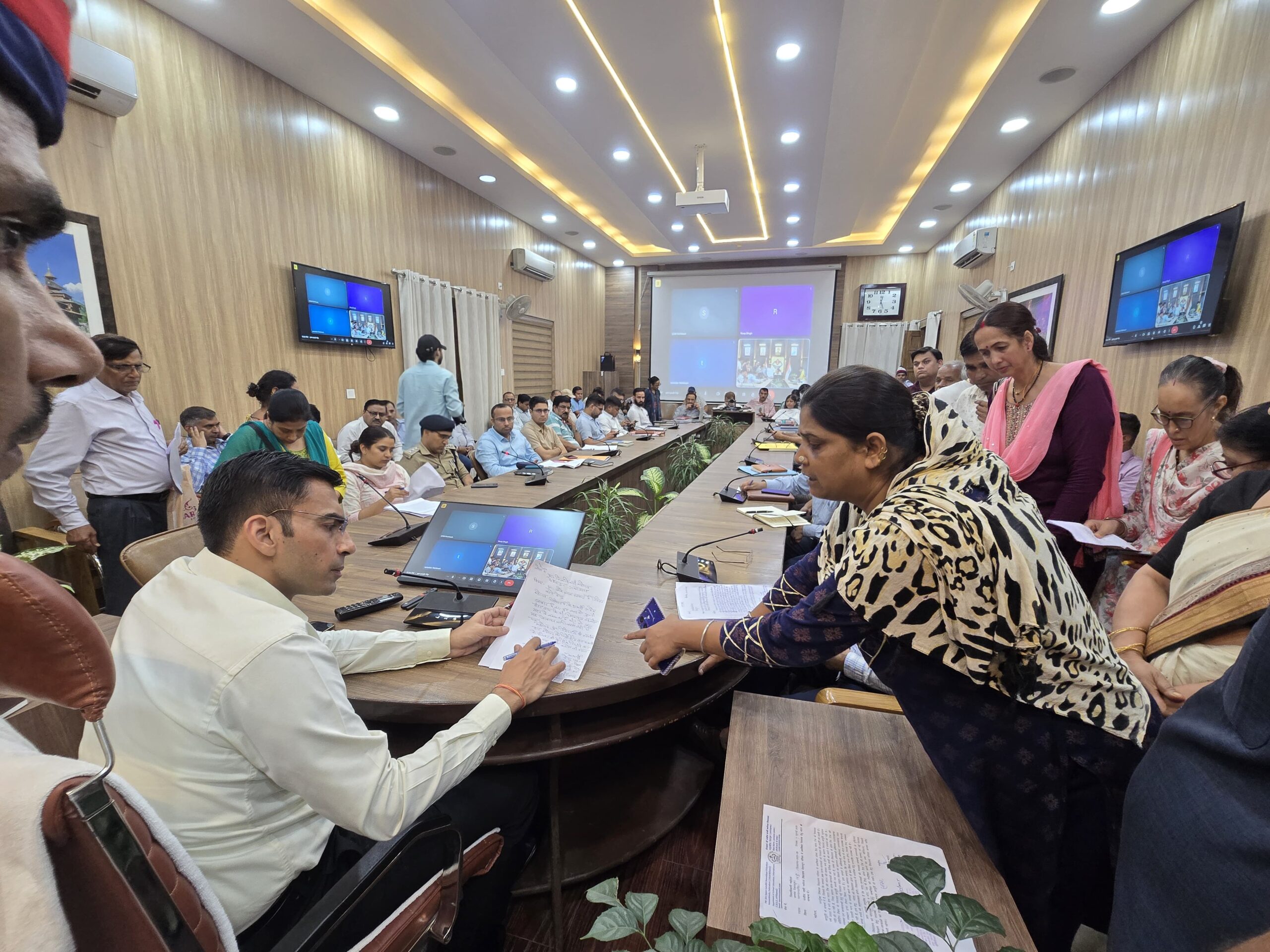 डीएम ने पकड़ा ऋण के बीमा का बड़ा खेल; बैंक प्रबन्धक की काटी 6.50 लाख की आरसी;