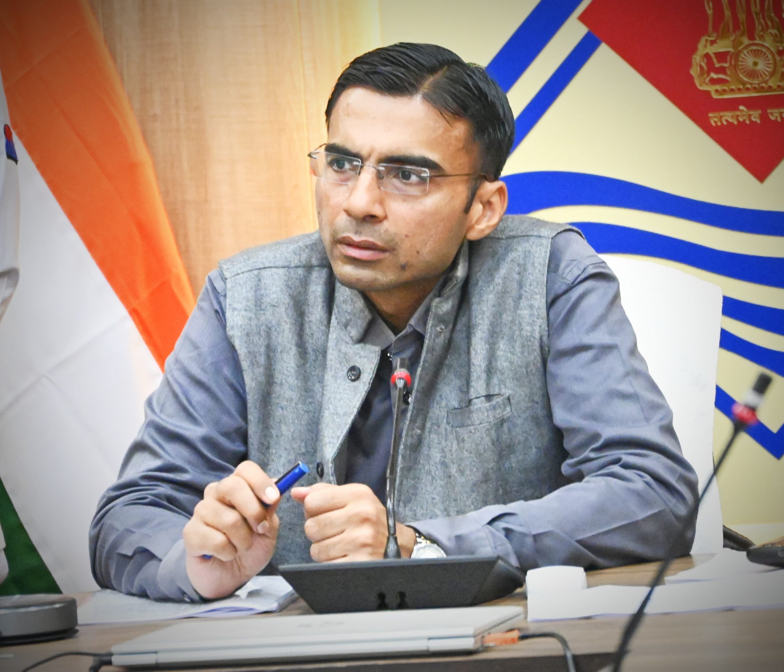 जब 3 व्यस्क शादीशुदा पुत्रों के होते हुए भी राशन विहीन 72 वर्षीय बुजुर्ग सरस्वती पंहुची कलेक्ट्रेटः और सुनाई डीएम को अपनी व्यथाः