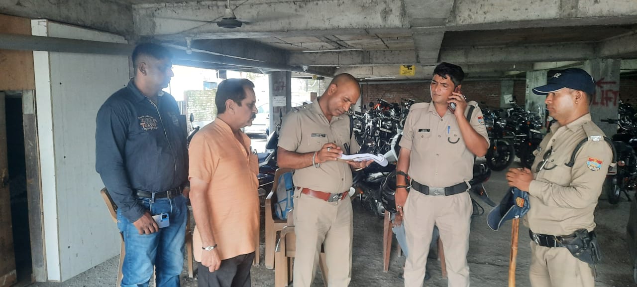 बेसमेंट पार्किंग में अनाधिकृत रूप से बाइक सेल/परचेज का कार्य करने वाले व्यक्ति के विरूद्ध दून पुलिस ने की कार्यवाही