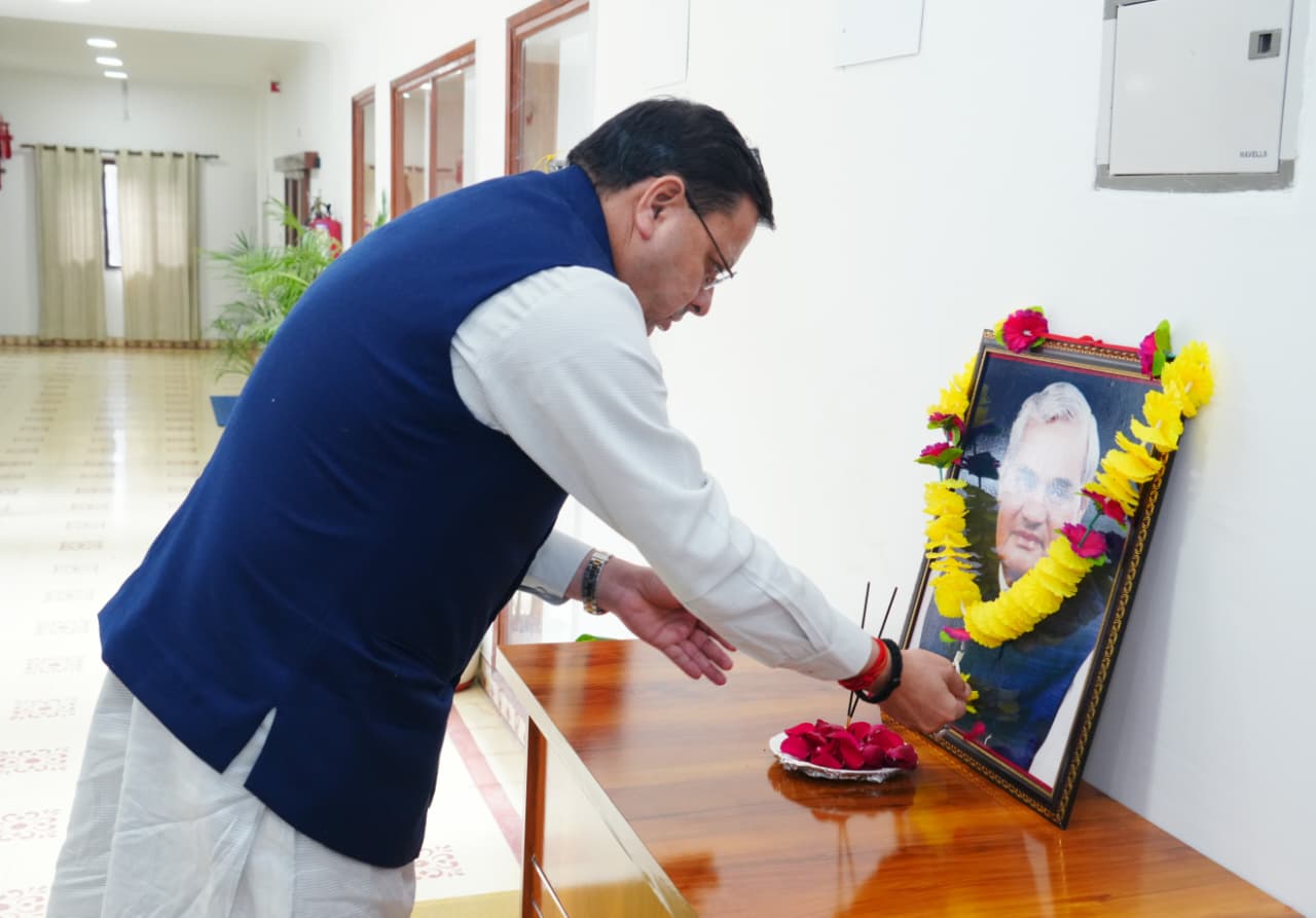 सीएम धामी ने अटल बिहारी वाजपेयी की पुण्यतिथि पर दी श्रद्धांजलि